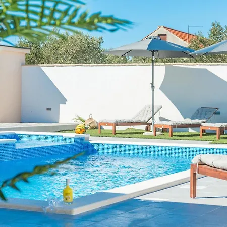 Vila Lucija *