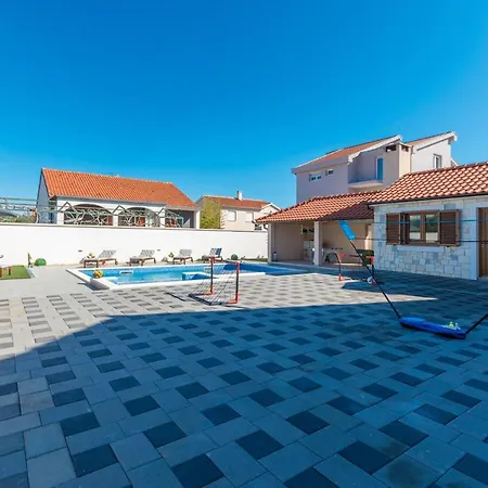Lucija Biograd Na Moru
