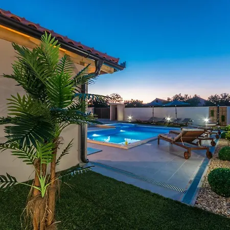 Villa Lucija *